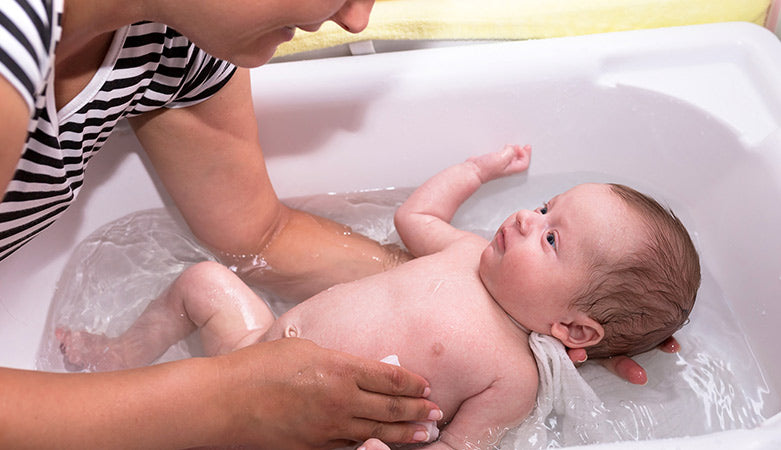 Qué debes saber a la hora de bañar a tu bebé