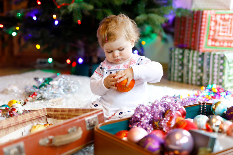 Cómo tener un árbol de navidad seguro con un bebé en casa
