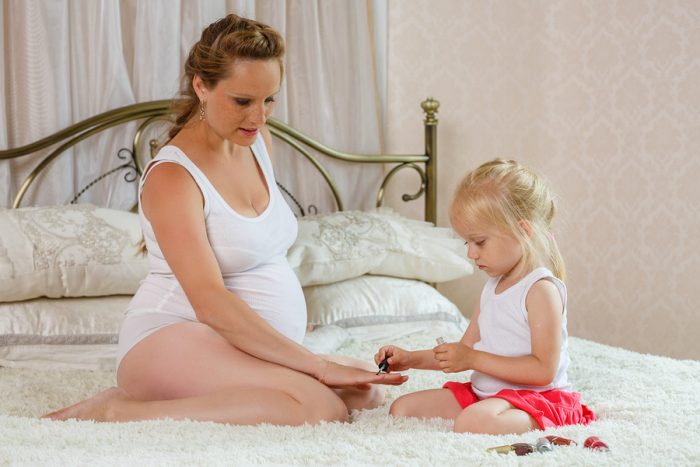 Belleza durante el embarazo, qué es seguro y qué no